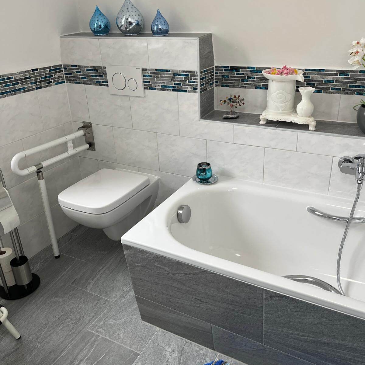 Altersgerechtes WC mit stabilen Haltegriffen: Barrierefreiheit im Seniorenbad, fachgerecht montiert durch EMA Installationen in 1230 Wien. 