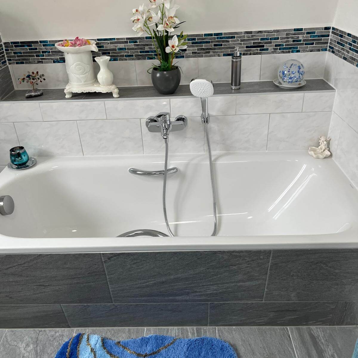 Badewanne mit spezieller Anti-Rutsch-Beschichtung für Sturzprophylaxe im Seniorenbad – Sicherheits-Lösung von EMA Installationen in 1230 Wien. 