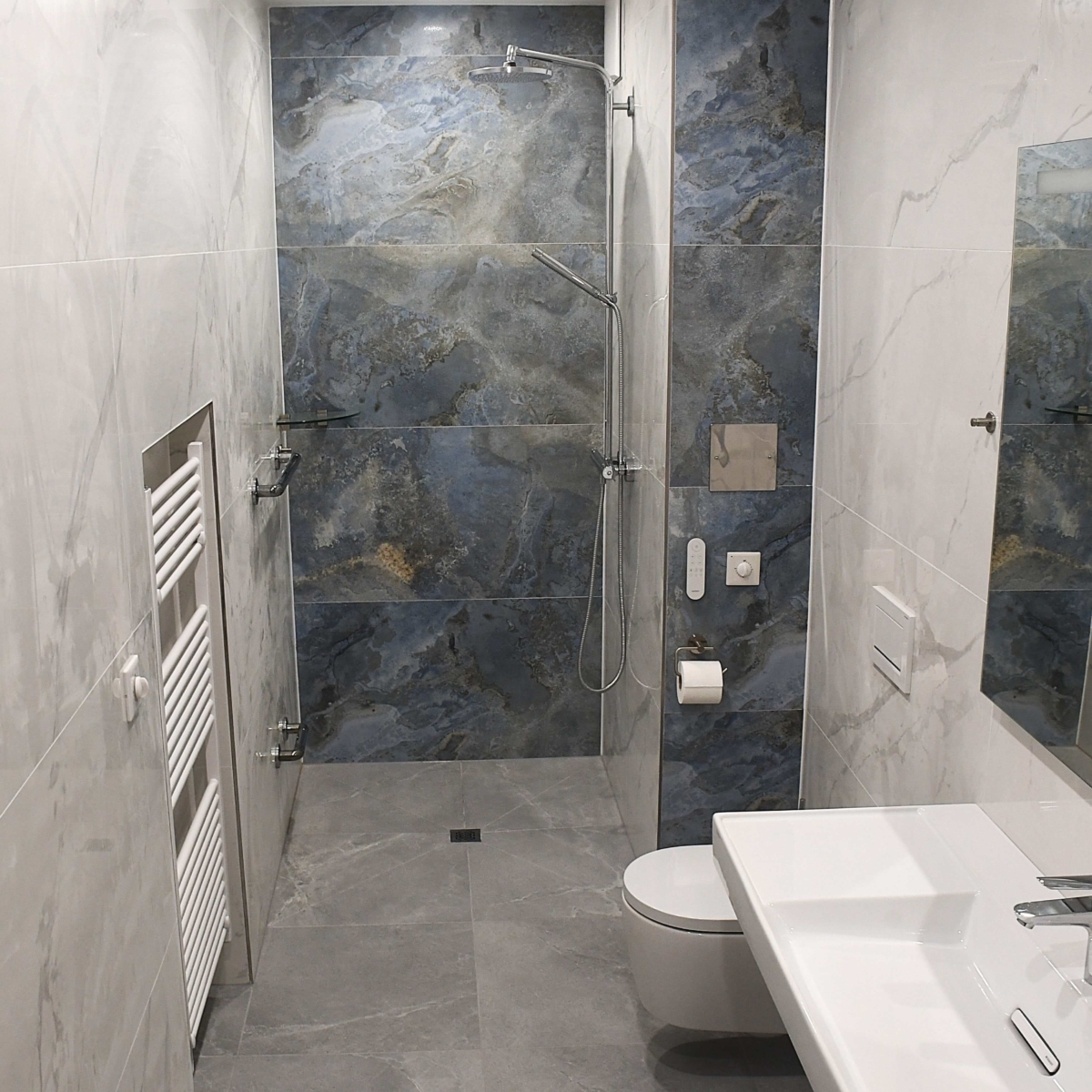 Altersgerechte Badsanierung in heller Marmor-Optik: Komplette Raumplanung und Umsetzung des barrierefreien Traumbads (förderfähig) durch EMA Installationen in 1230 Wien. 