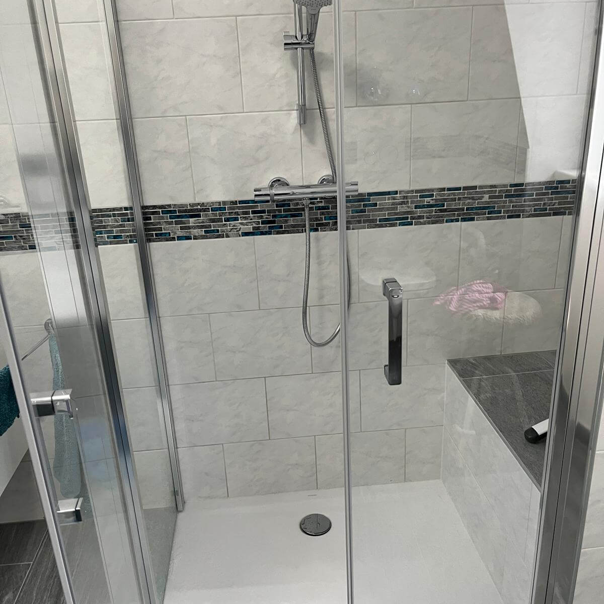 Barrierefreie Dusche mit Glasabtrennung: Kompletter Badumbau mit Förderung durch Ihren Meisterbetrieb EMA Installationen in 1230 Wien. 