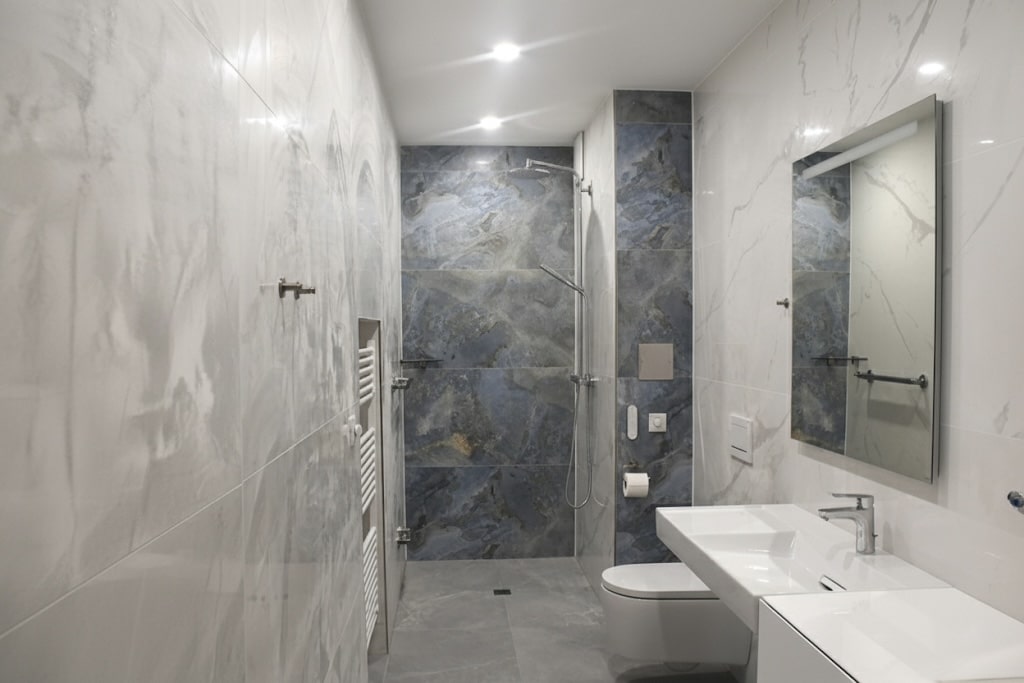 Fertiggestellte Bad-Sanierung in Wien mit bodengleicher Dusche und Dusch-WC.