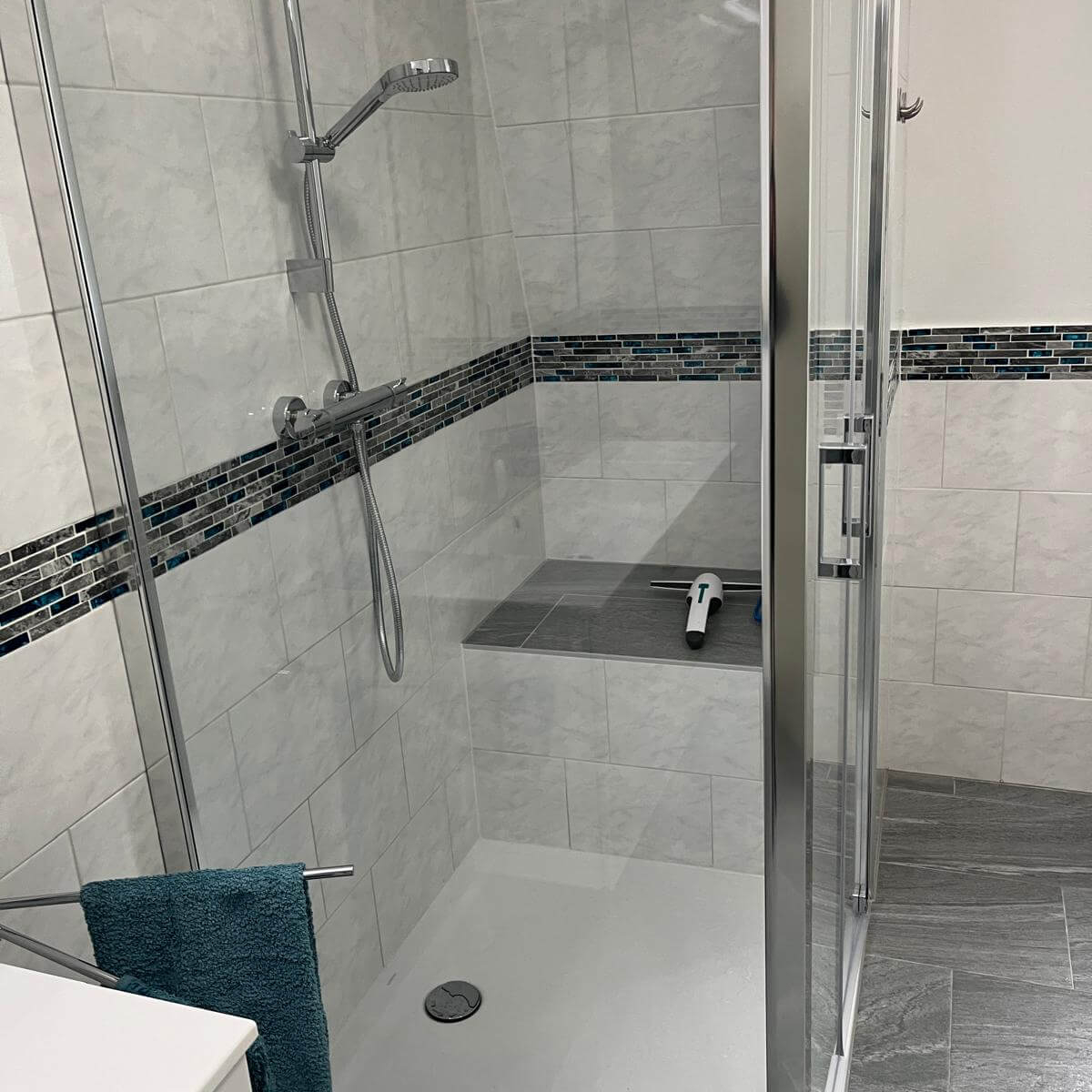 Begehbare Dusche mit integrierter Sitzbank: Komfort-Lösung für das barrierefreie Bad in Wien Liesing von EMA Installationen. 