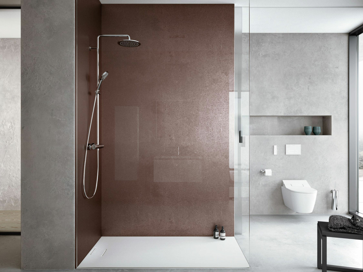 Begehbare Dusche, barrierefreies Bad mit minimalistischem Design – Wien