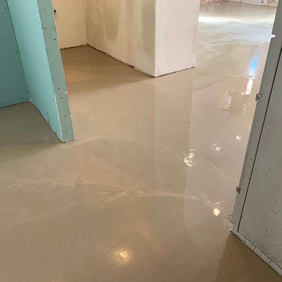 Fertiger Fließestrich über der neuen Fußbodenheizung: Schnelle Bodensanierung ohne Abbruch in 1150 Wien durch Ihren Meisterbetrieb EMA Installationen. 