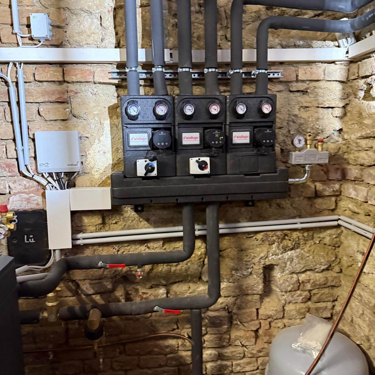 Professionell installierter Heizkreisverteiler mit isolierter Verrohrung – Handwerkliche Präzision von EMA Installationen in Wien. 