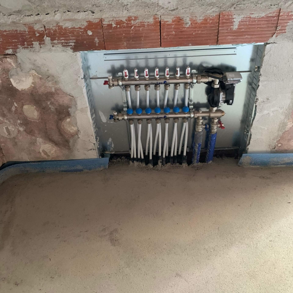 Präzise Heizungsregelung: Blick auf den montierten Heizkreisverteiler für die Wandheizung – professionelle Regeltechnik von Ihrem EMA Installateur in Wien Simmering. 