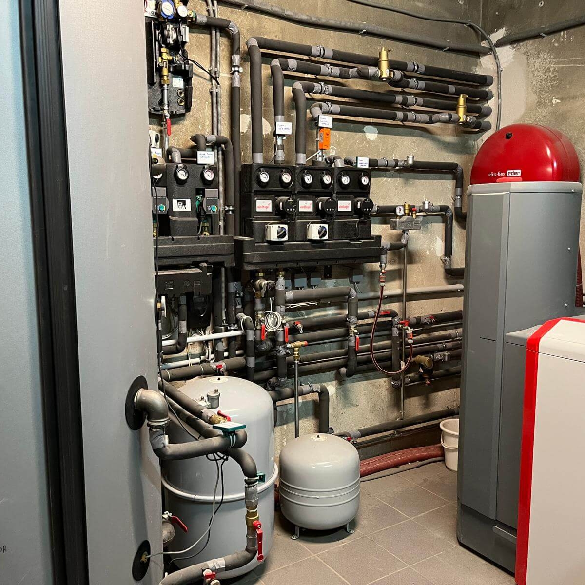 Erfolgreicher Kesseltausch: Ersatz der Gasheizung durch Hochleistungs-Pelletkessel mit Pufferspeicher – nachhaltige Heiztechnik installiert von EMA Installationen in Bruck an der Leitha. 