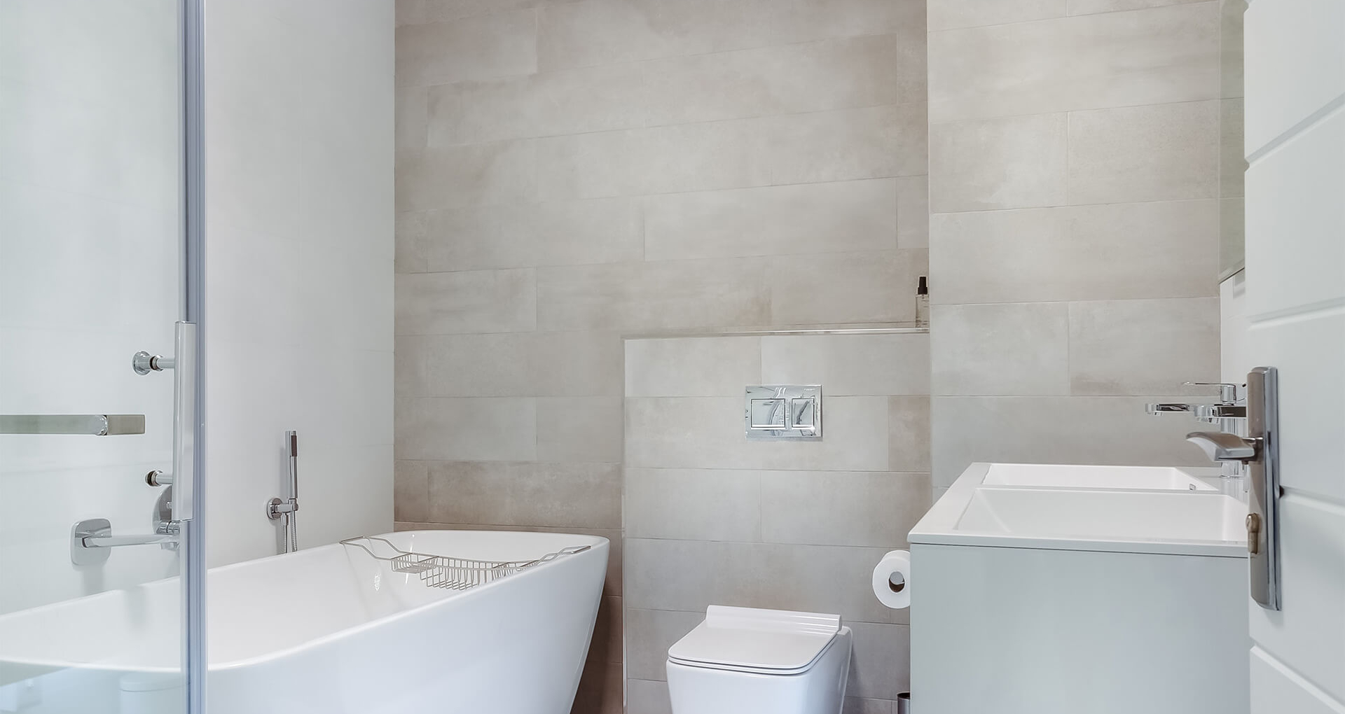 Modernes Traumbad mit freistehender Badewanne und Fliesen: Badsanierung durch den Meisterbetrieb EMA Installationen in 1230 Wien & NÖ.