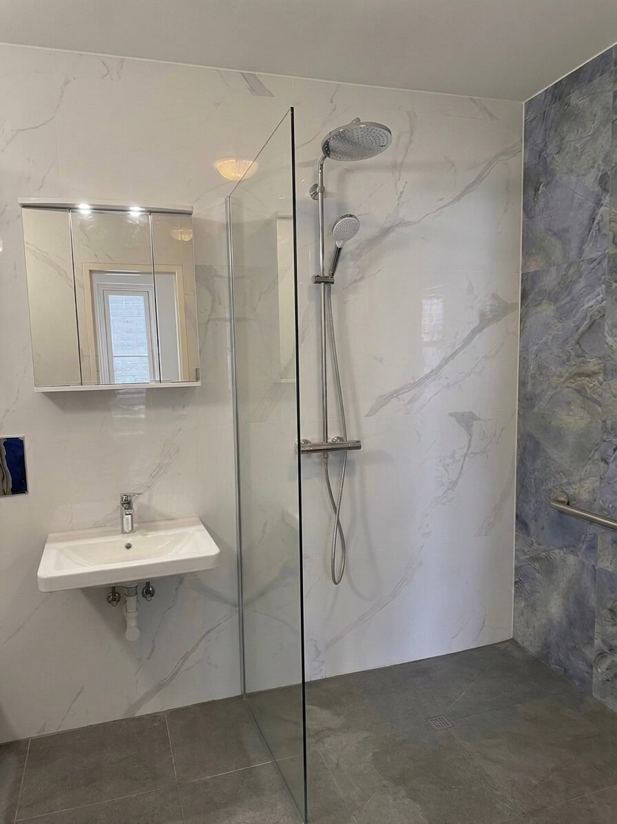 Barrierefreie Walk-In Dusche mit unterfahrbarem Waschtisch in 1220 Wien. Behindertengerechter Badumbau samt professioneller Förderabwicklung durch EMA Installationen. 