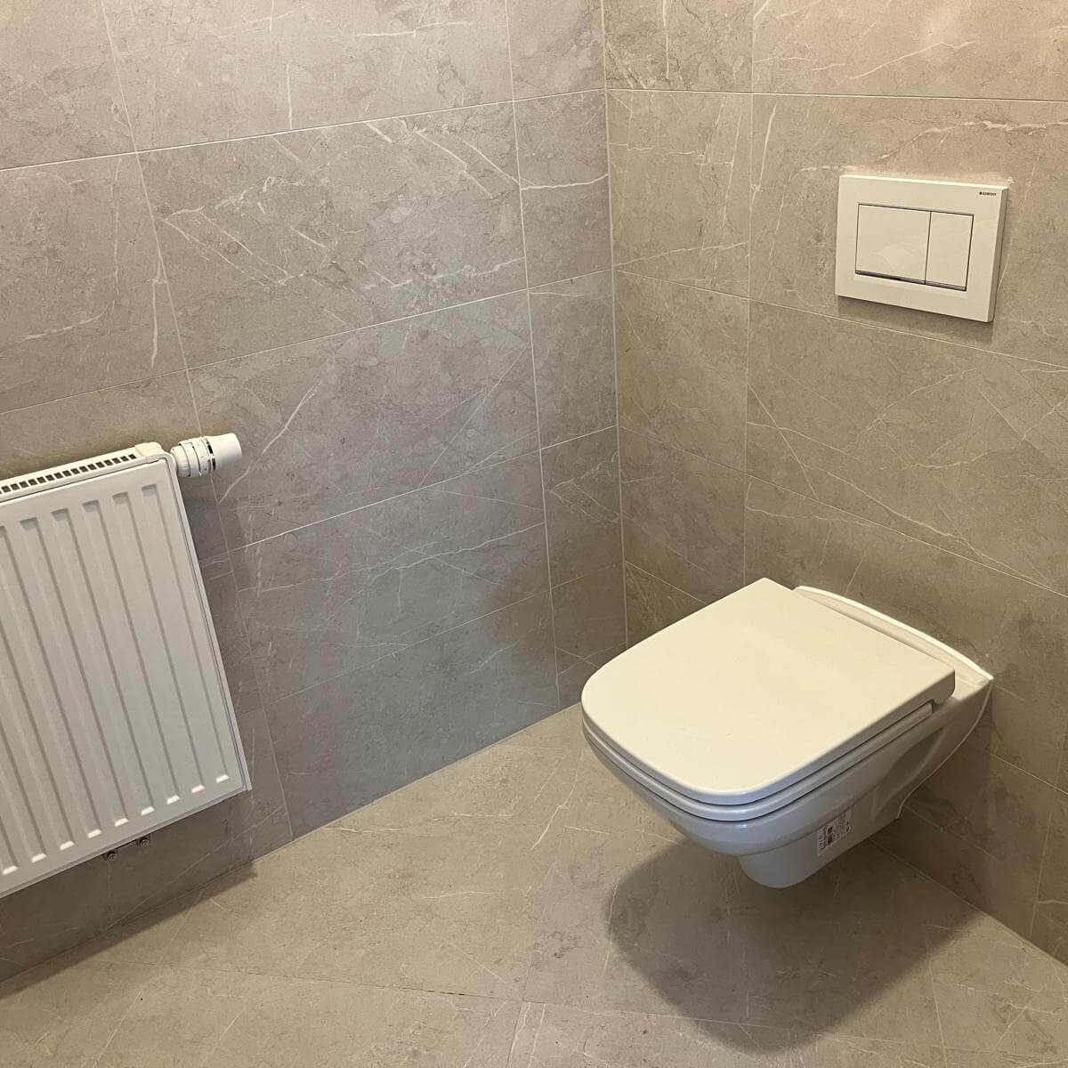 Modernisiertes Wand-WC und Austausch des Heizkörpers: Sanitär-Montage im Altbestand durch EMA Installationen in Bruck an der Leitha. 