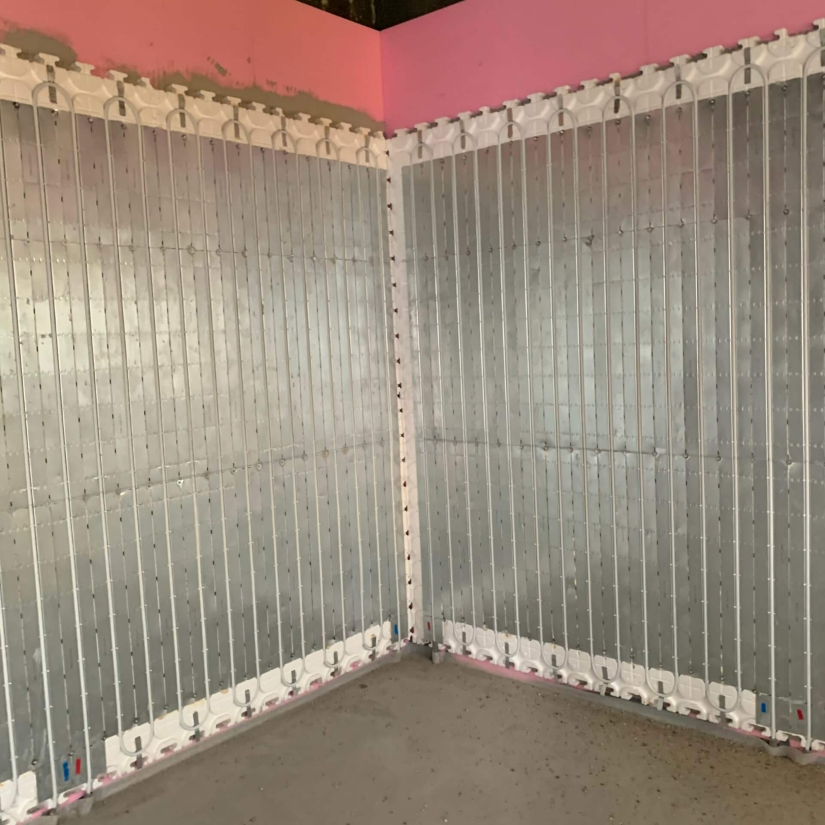 Wandheizung im Fitnesscenter 1110 Wien: Maßgeschneiderte Lösung, wo eine Fußbodenheizung nicht möglich war – fachgerecht installiert vom Spezialisten EMA Installationen. 