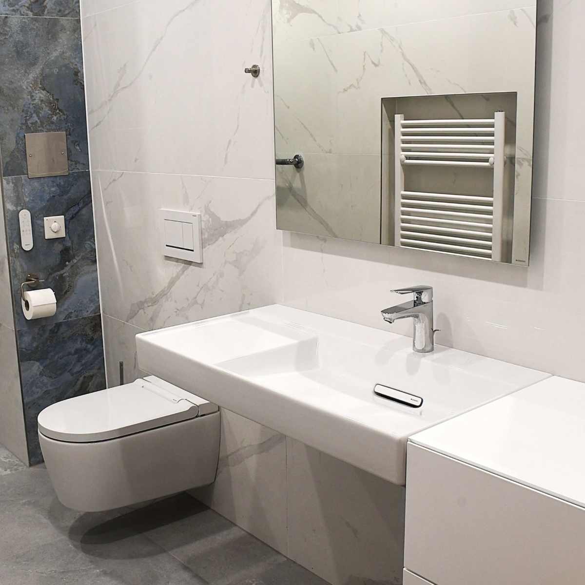 Eleganter Waschtisch mit beleuchtetem Spiegelschrank: Maßgeschneiderte Badmöbel-Montage für mehr Stauraum durch das Team von EMA Installationen in 1230 Wien. 